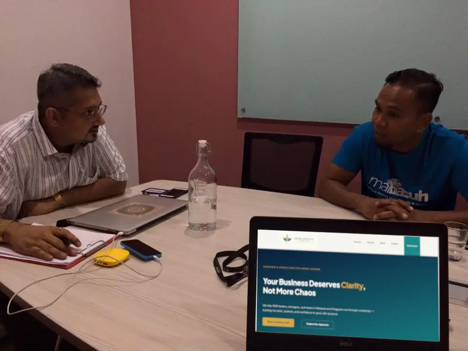 A focused one-on-one stakeholder conversation at a table