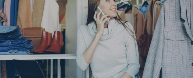 Customer experiencing seamless omnichannel service across digital and physical touchpoints