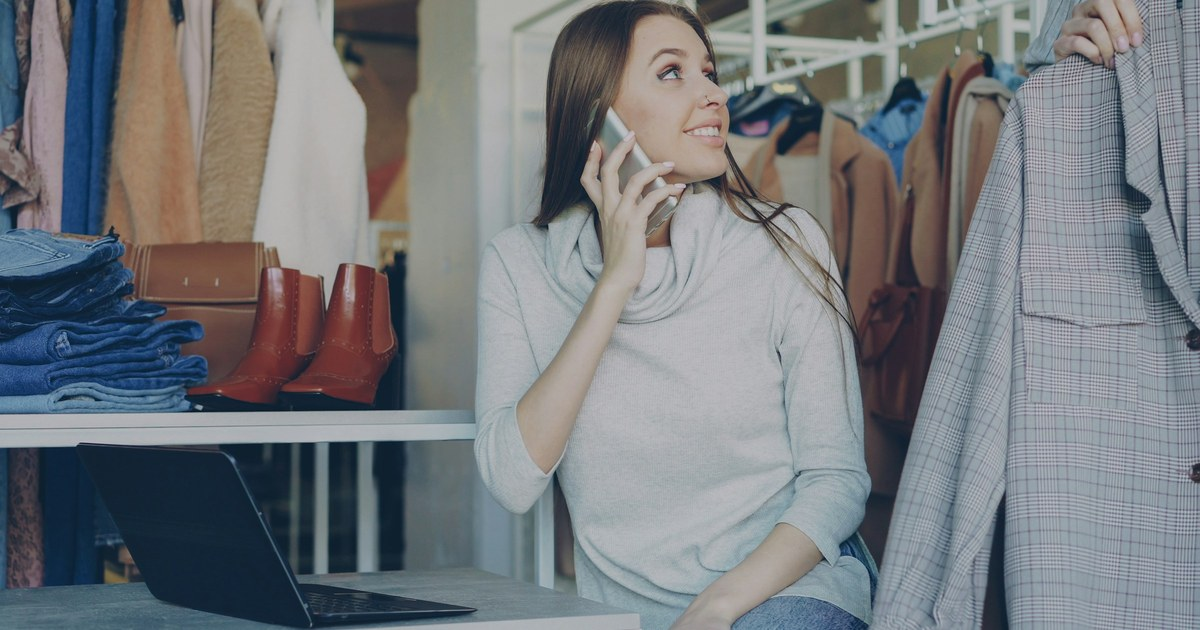 Customer experiencing seamless omnichannel service across digital and physical touchpoints